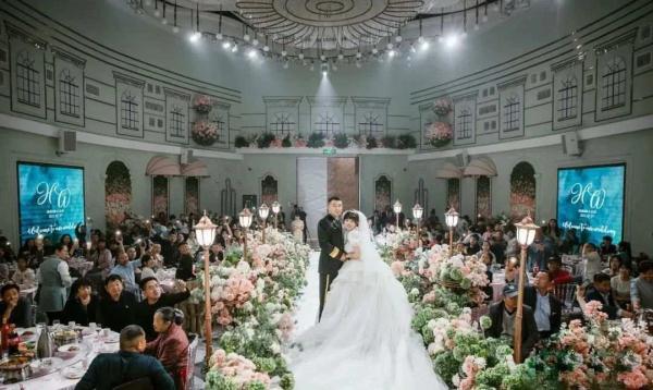 跪地救人的新郎胡鹏刚，你真帅！