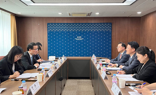 外交部亚洲司司长刘劲松同韩方举行外交磋商