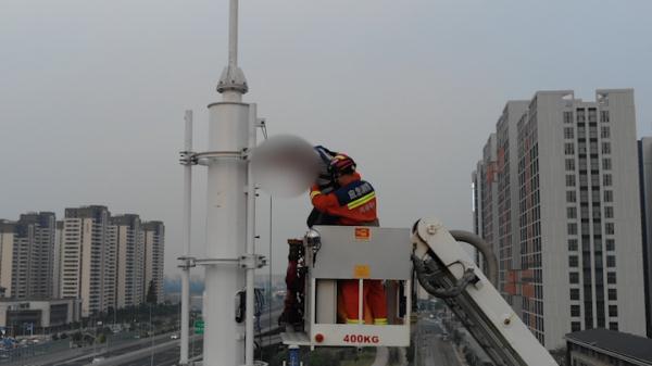 郑州一男子高空作业时受伤,被困35米高塔! 郑州一男子高空作业时受伤,被困35米高塔!