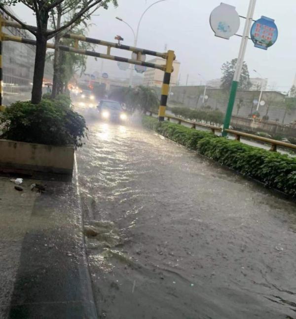 桂林市区突降大雨!多条道路受阻,小学、幼儿园停课半天! 桂林市区突降大雨!多条道路受阻,小学、幼儿园停课半天!