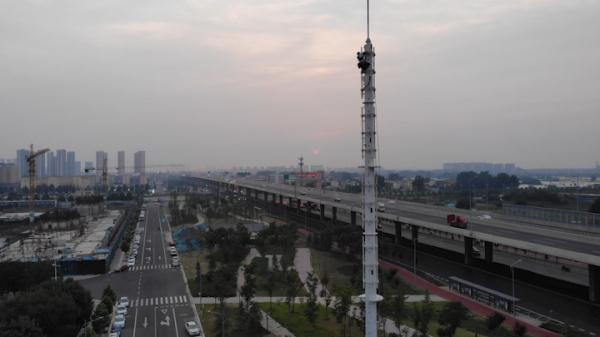 郑州一男子高空作业时受伤,被困35米高塔! 郑州一男子高空作业时受伤,被困35米高塔!