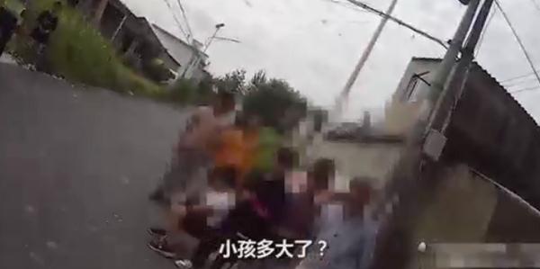 12岁少年骑电动车猛冲,差点悲剧…… 12岁少年骑电动车猛冲,差点悲剧……