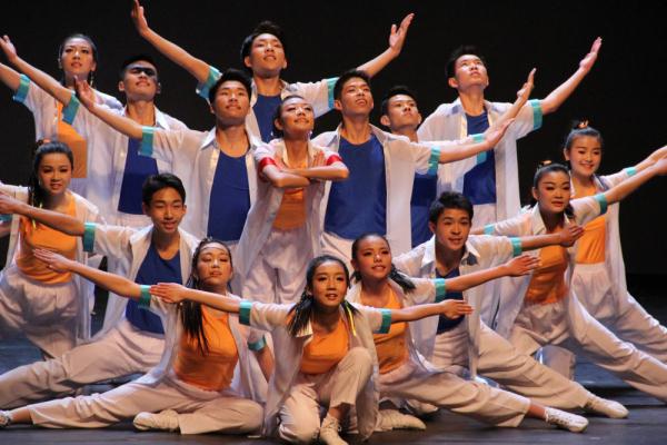 舞蹈团的学生在北京市第二十届学生艺术节舞蹈比赛中表演(2017年略 