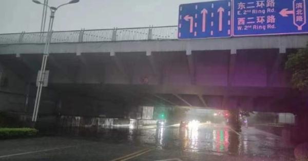 桂林市区突降大雨!多条道路受阻,小学、幼儿园停课半天! 桂林市区突降大雨!多条道路受阻,小学、幼儿园停课半天!