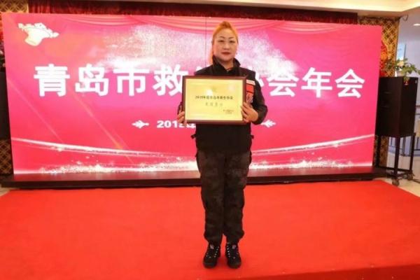 老人倒地呼吸心跳骤停!62岁大姐挺身而出…网友:你心真美! 老人倒地呼吸心跳骤停!62岁大姐挺身而出…网友:你心真美!