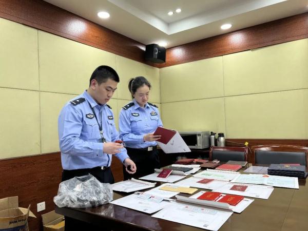 “私人定制”的身份证,牵出“神秘”团伙... “私人定制”的身份证,牵出“神秘”团伙...