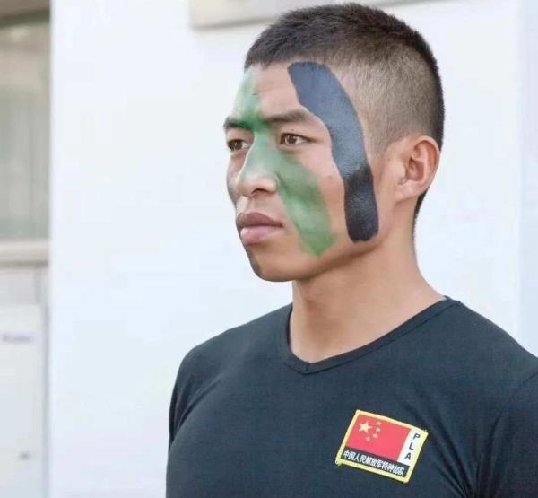 跪地救人的新郎胡鹏刚，你真帅！