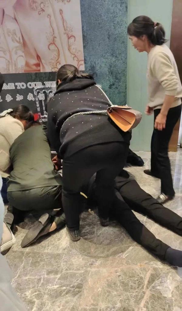 跪地救人的新郎胡鹏刚，你真帅！