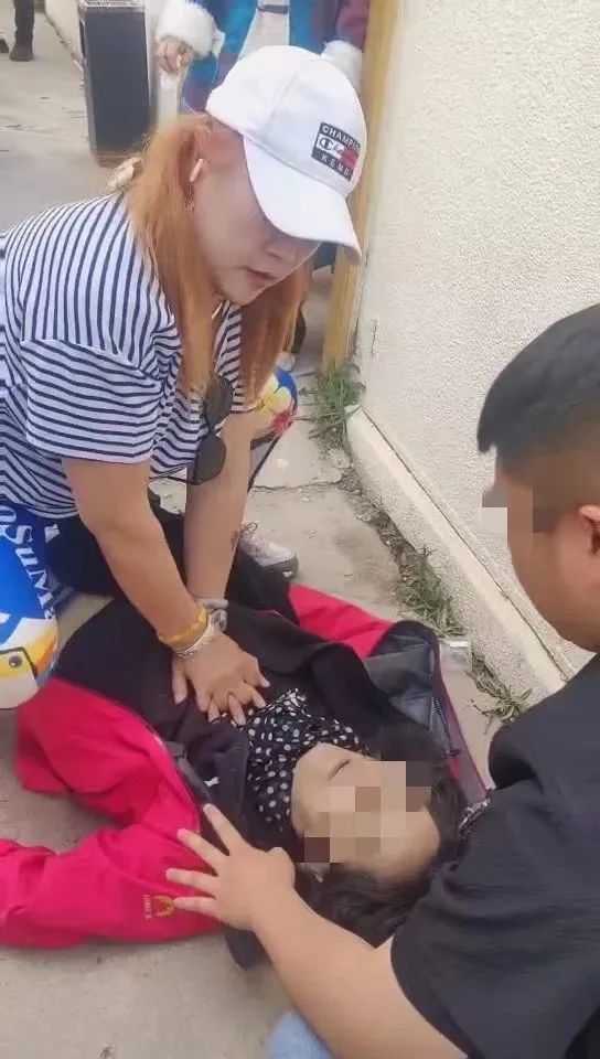 老人倒地呼吸心跳骤停!62岁大姐挺身而出…网友:你心真美! 老人倒地呼吸心跳骤停!62岁大姐挺身而出…网友:你心真美!