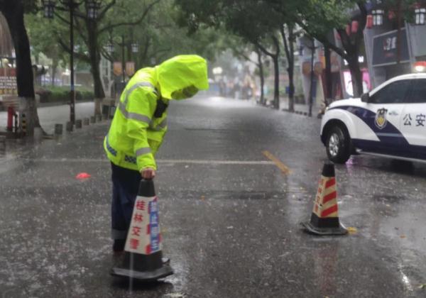 桂林市区突降大雨!多条道路受阻,小学、幼儿园停课半天! 桂林市区突降大雨!多条道路受阻,小学、幼儿园停课半天!