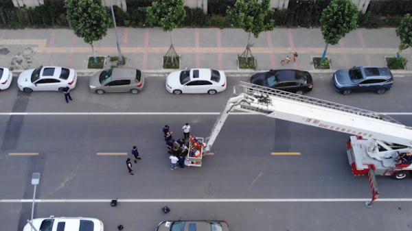 郑州一男子高空作业时受伤,被困35米高塔! 郑州一男子高空作业时受伤,被困35米高塔!