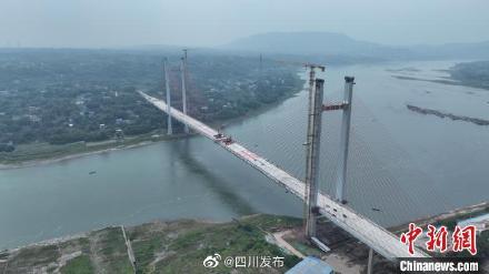 四川泸州纳溪长江大桥顺利合龙