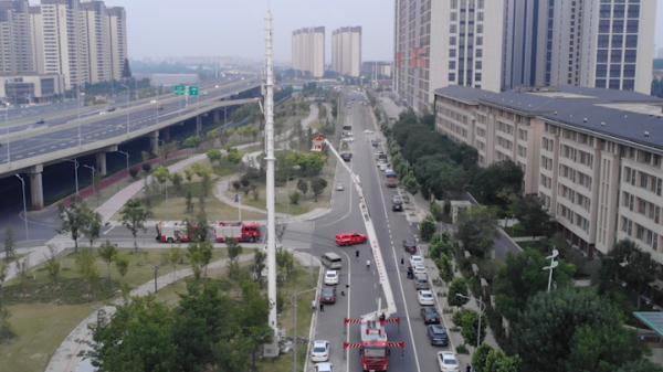 郑州一男子高空作业时受伤,被困35米高塔! 郑州一男子高空作业时受伤,被困35米高塔!