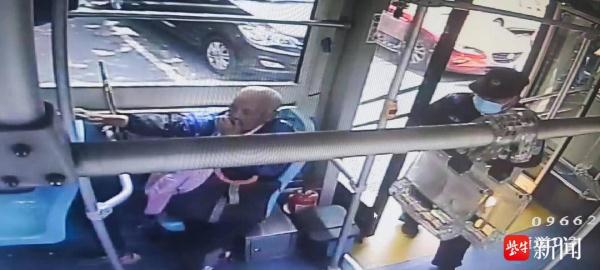 帮助走失老人回家,捡回老年卡归还失主,这位好司机一天做了两件好事不留名 帮助走失老人回家,捡回老年卡归还失主,这位好司机一天做了两件好事不留名