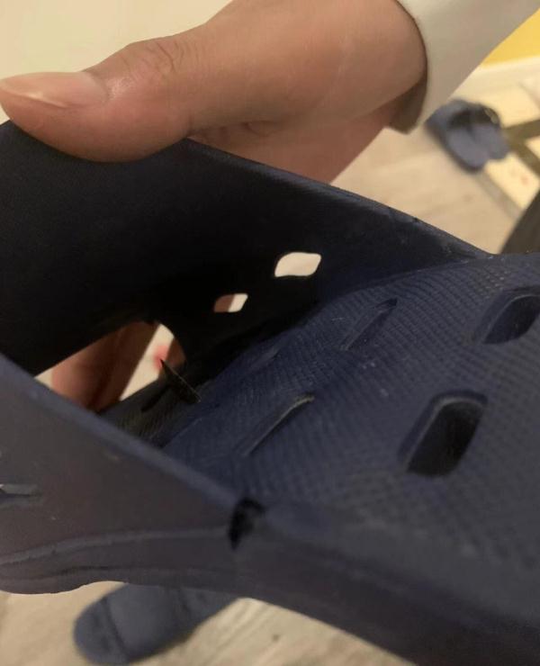 酒店拖鞋上有刀片！女子被扎伤担心感染艾滋，酒店：她要1万赔偿