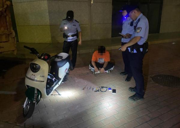 清远一男子无牌驾驶被盘查，竟牵出“大事件”！