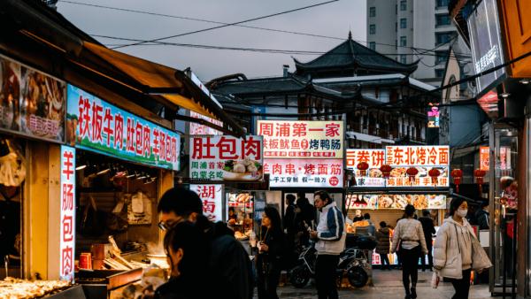 上海年轻人流行起了“摆摊头”？路边摊可以想摆就摆吗？附近居民：请你们不要来！