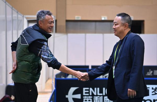 世乒赛：刘国梁观看中国队训练