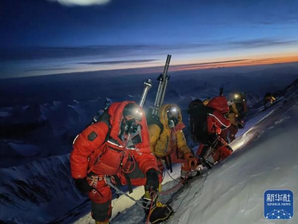 成功登顶珠穆朗玛峰!直击中国科考探秘地球之巅 成功登顶珠穆朗玛峰!直击中国科考探秘地球之巅