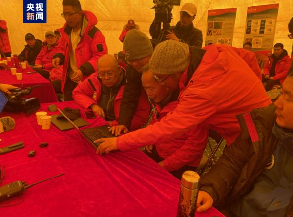 成功登顶珠穆朗玛峰!直击中国科考探秘地球之巅 成功登顶珠穆朗玛峰!直击中国科考探秘地球之巅