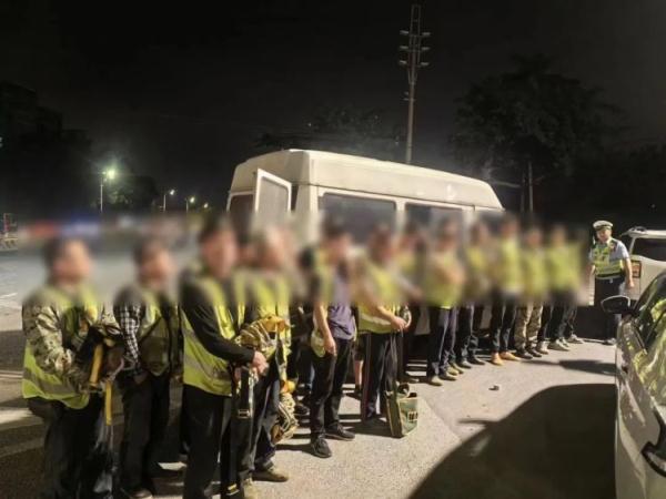 超员280%！5座面包车竟塞了19个人