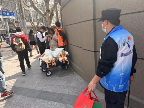 上海年轻人流行起了“摆摊头”？路边摊可以想摆就摆吗？附近居民：请你们不要来！
