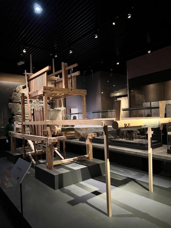 这件文物的名称，一口气都没读完