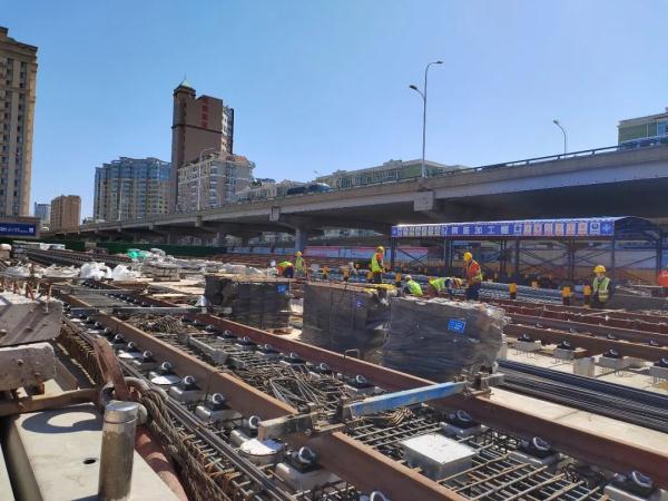 快来看！哈尔滨地铁3号线二期西北环河松街站、公路大桥站、上海街站全面铺轨