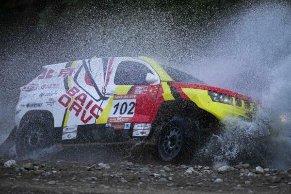 环塔车手完成第二赛段角逐