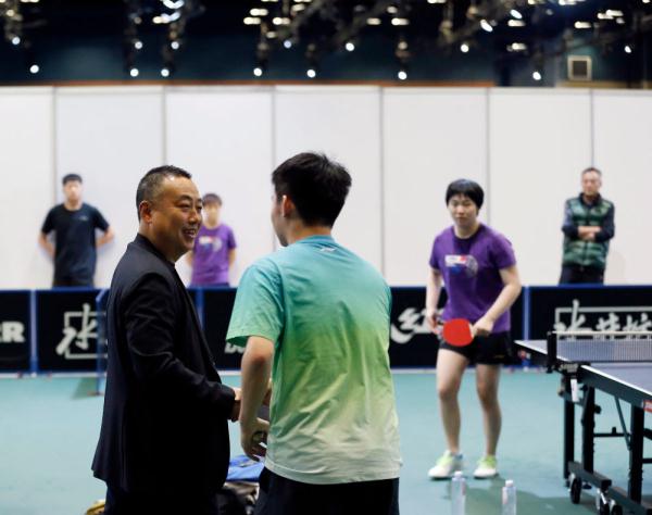 世乒赛：刘国梁观看中国队训练