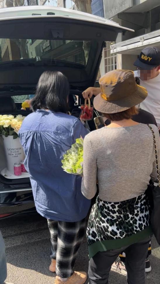 上海年轻人流行起了“摆摊头”？路边摊可以想摆就摆吗？附近居民：请你们不要来！