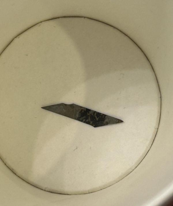 酒店拖鞋上有刀片！女子被扎伤担心感染艾滋，酒店：她要1万赔偿