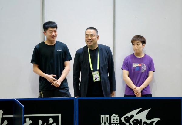 世乒赛：刘国梁观看中国队训练