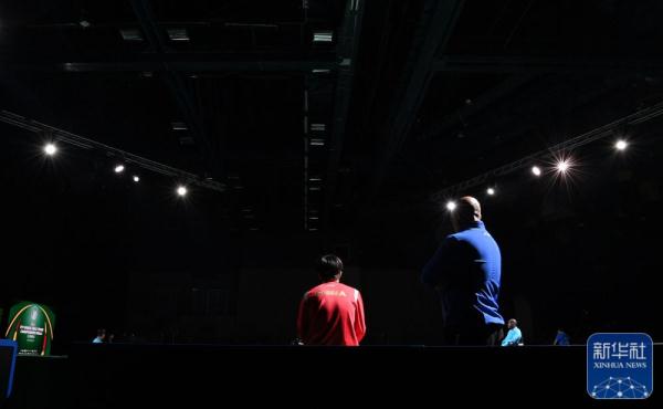 世乒赛 | 王楚钦比赛遇停电 世乒赛 | 王楚钦比赛遇停电