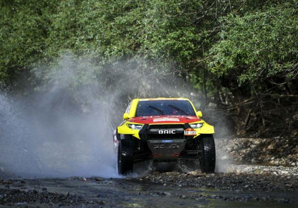 环塔车手完成第二赛段角逐