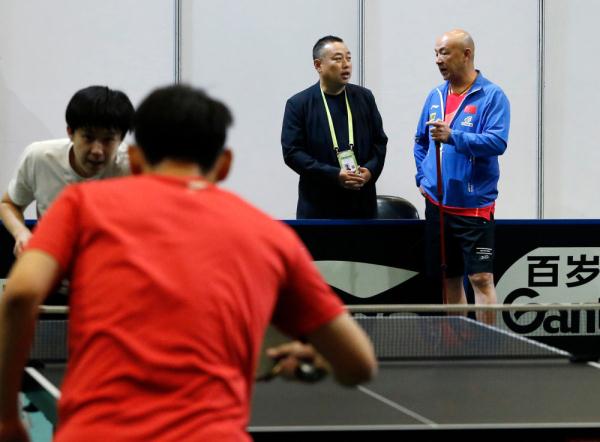 世乒赛：刘国梁观看中国队训练