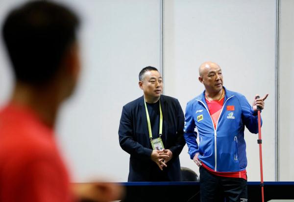 世乒赛：刘国梁观看中国队训练