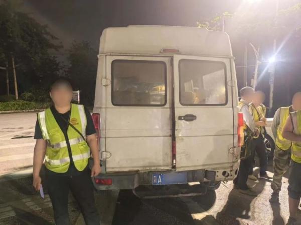 超员280%！5座面包车竟塞了19个人