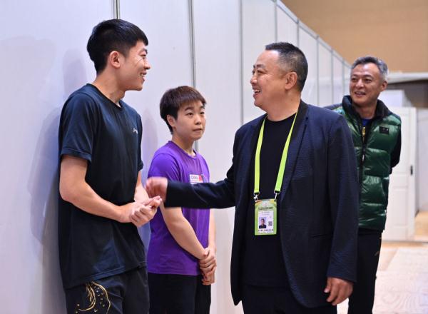 世乒赛：刘国梁观看中国队训练