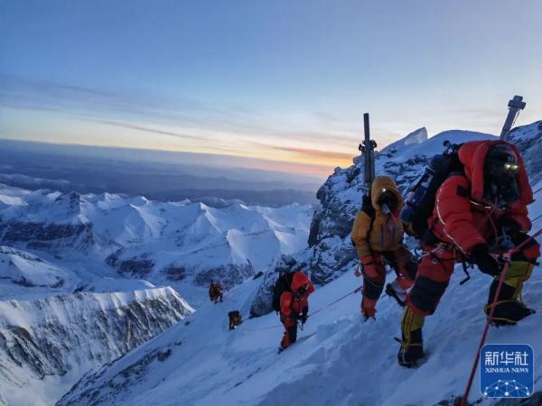 成功登顶珠穆朗玛峰!直击中国科考探秘地球之巅 成功登顶珠穆朗玛峰!直击中国科考探秘地球之巅