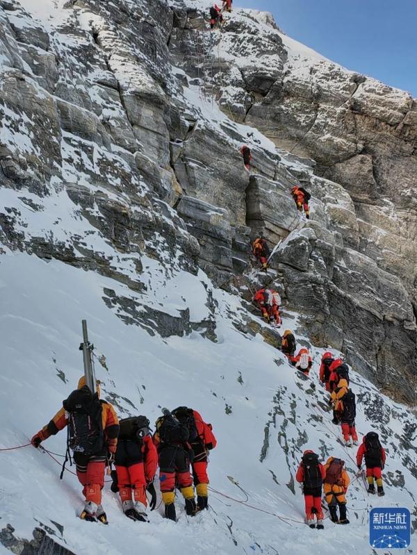 成功登顶珠穆朗玛峰!直击中国科考探秘地球之巅 成功登顶珠穆朗玛峰!直击中国科考探秘地球之巅