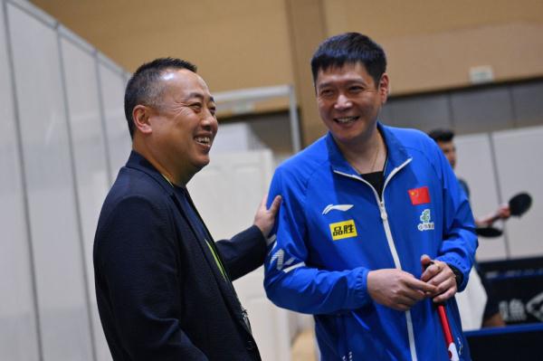世乒赛：刘国梁观看中国队训练
