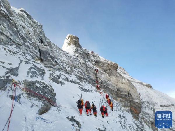 成功登顶珠穆朗玛峰!直击中国科考探秘地球之巅 成功登顶珠穆朗玛峰!直击中国科考探秘地球之巅