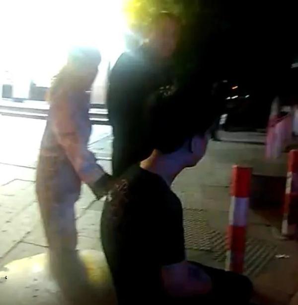 儿子手机收到银行还款短信，父亲慌忙报警！