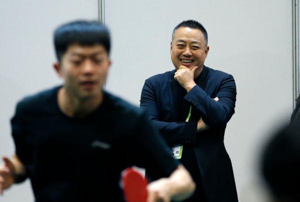 世乒赛：刘国梁观看中国队训练