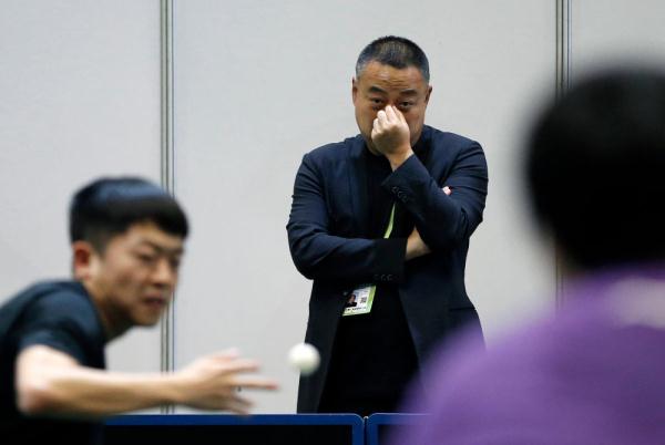 世乒赛：刘国梁观看中国队训练