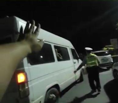 超员280%！5座面包车竟塞了19个人