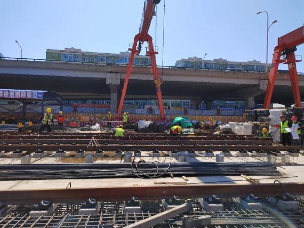 快来看！哈尔滨地铁3号线二期西北环河松街站、公路大桥站、上海街站全面铺轨