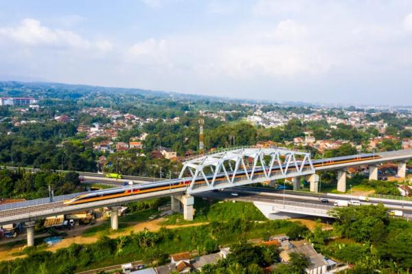 通过在新建高速铁路开行综合检测列车进行动态检测的方式,对轨道,供电