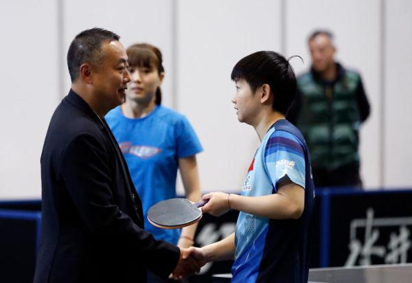 世乒赛：刘国梁观看中国队训练